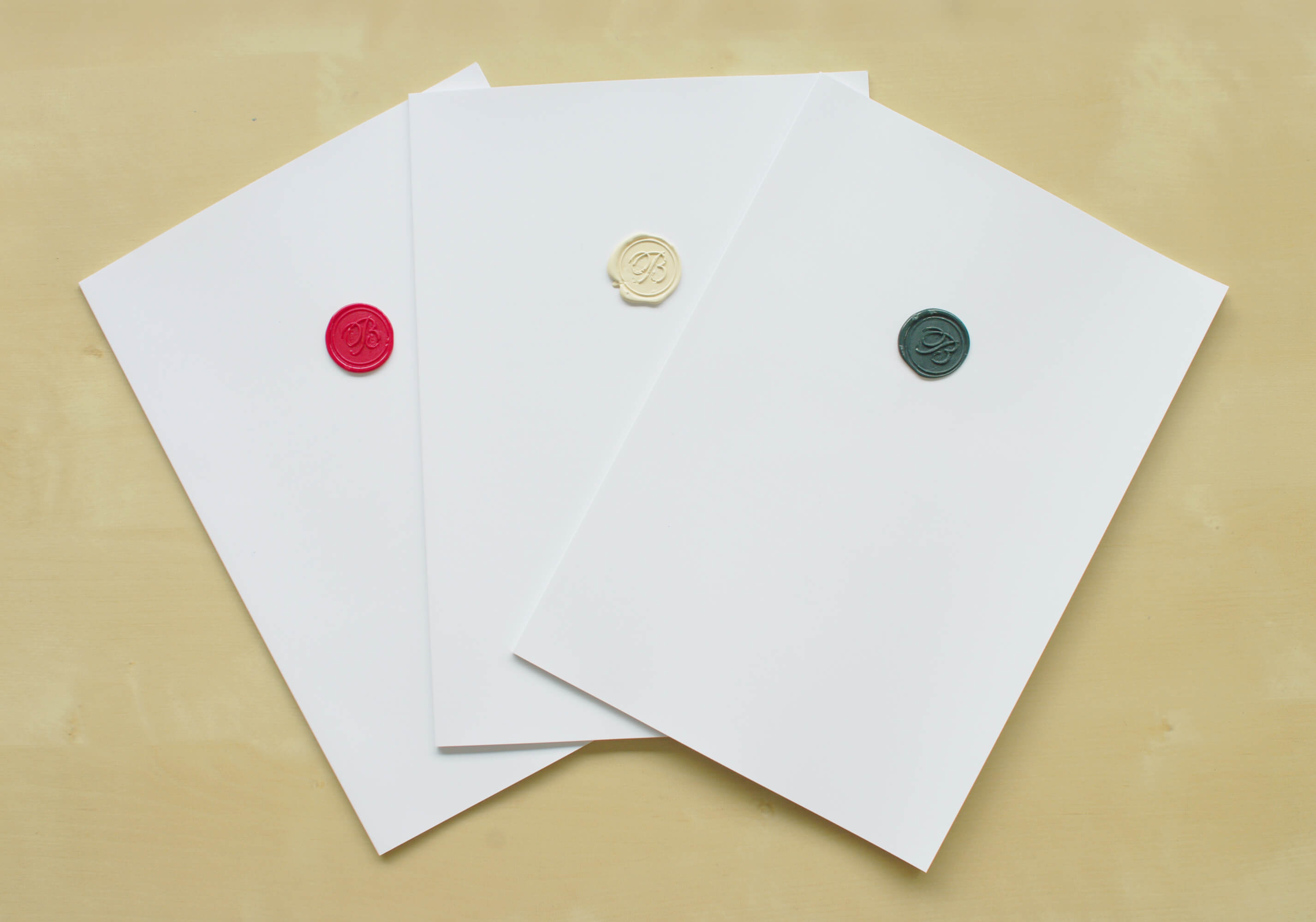 弊社のポートフォリオを制作しました。表紙には１点１点手作業でシーリングスタンプをしています。