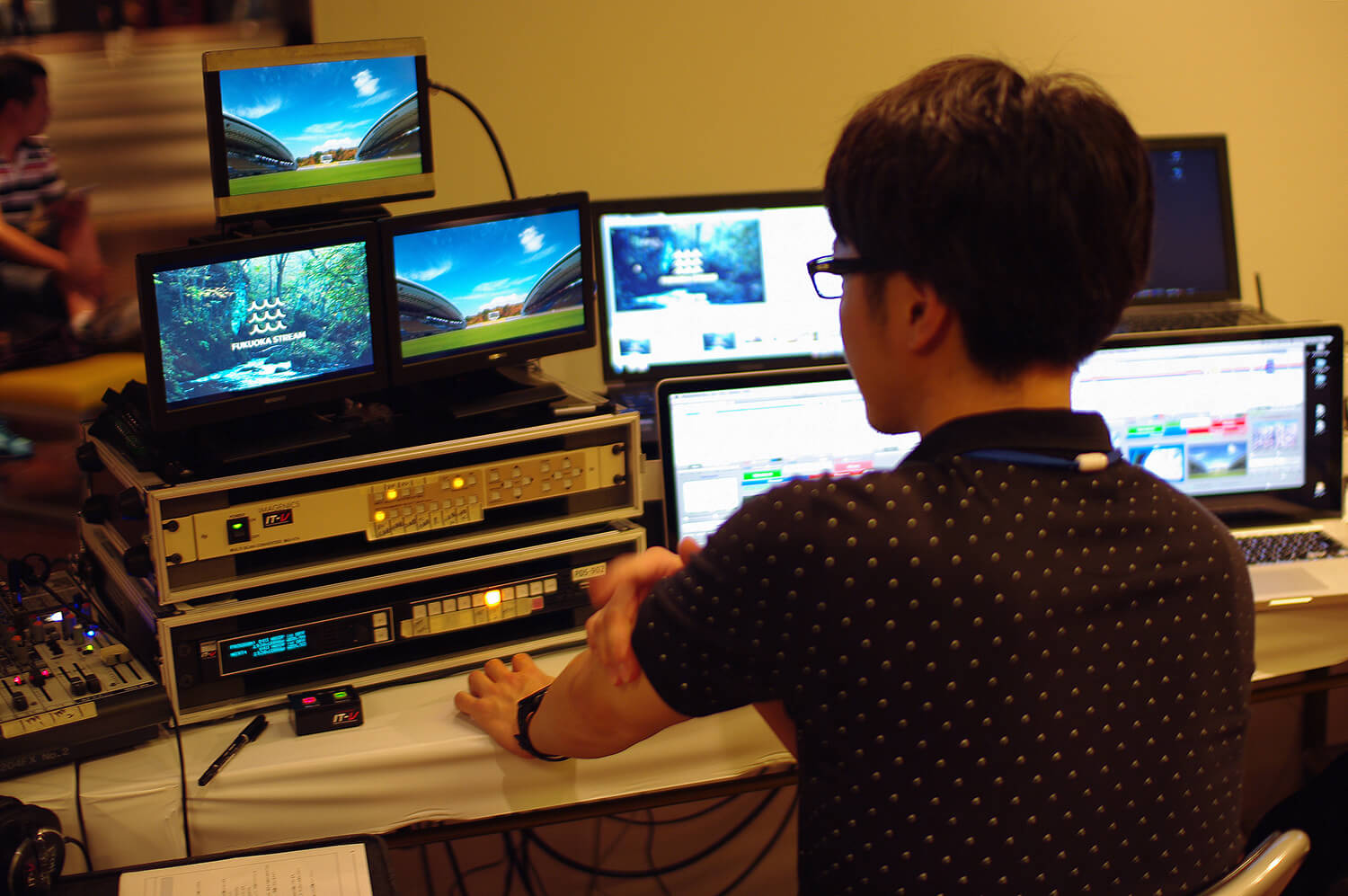 福岡市と福岡地域戦略推進協議会が運営する特区1周年企画のWebサイト 「FUKUOKA INNOVATION WAVE」のロゴを制作させて頂きました。 また、特区1周年記念イベントとして行われた「FUKUOKA STREAM」の ロゴ制作・Opening reel制作・全体演出・進行をさせて頂きました。